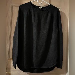 Vince Cashmere Wool Blend Shirttail Sweater in
Charcoal Gray. Women's Small